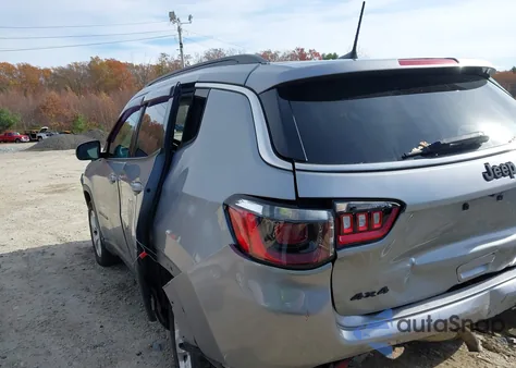 2021 Jeep Compass Latitude 4X4 z USA, uszkodzony, nr VIN 3C4NJDBBXMT544491